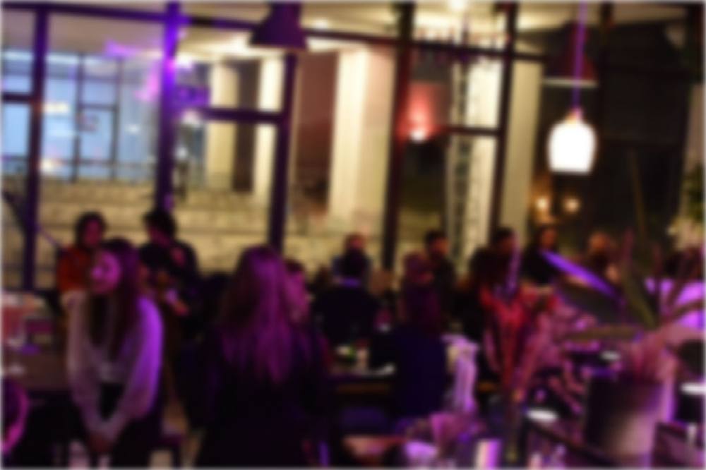 Gäste im Café Mats